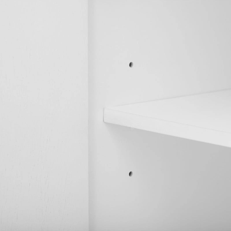 Meuble de style "Luxe Léger" avec pieds de support uniques et étagères réglables, convient pour les salons et les couloirs.