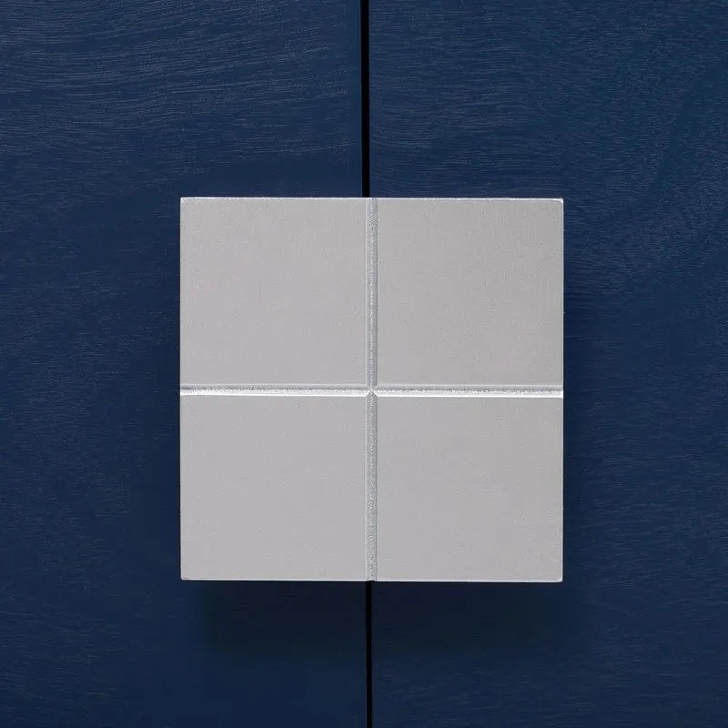 Meuble de style "Luxe Léger" avec pieds de support uniques et étagères réglables, convient pour les salons et les couloirs.